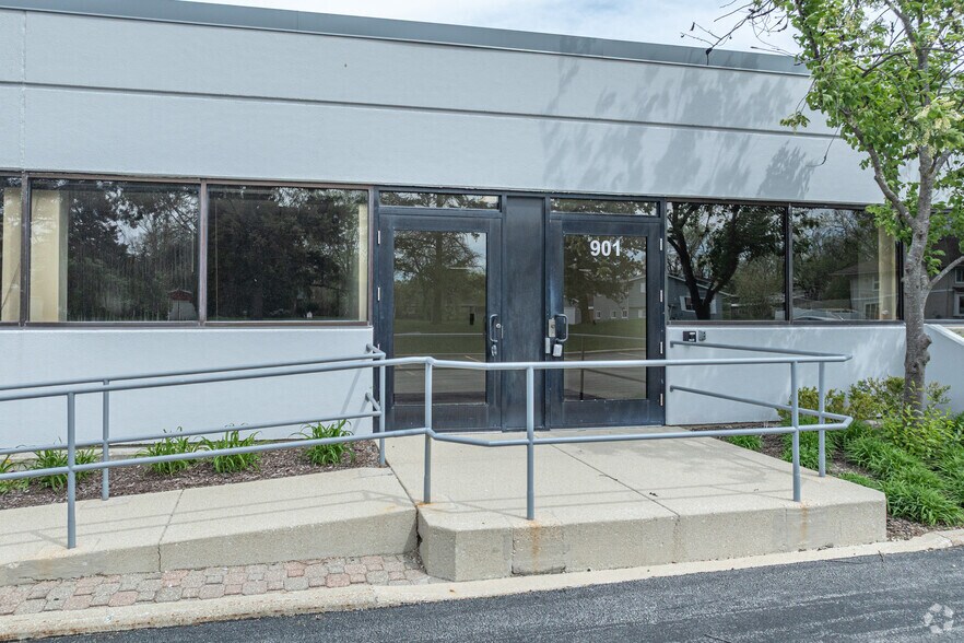 901-939 Parkview Blvd, Lombard, IL à louer - Photo du bâtiment - Image 2 de 5