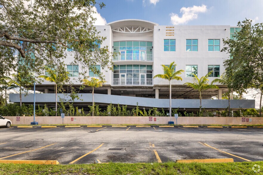 657 South Dr, Miami Springs, FL à louer - Photo du bâtiment - Image 3 de 27