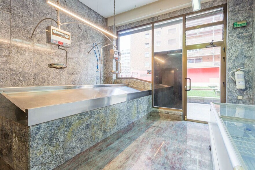 Retail in Pamplona for sale - Interior Photo - Image 1 of 17
