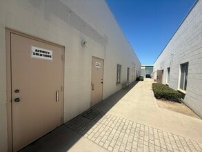 1666 N Magnolia Ave, El Cajon, CA à louer Photo du bâtiment- Image 2 de 3