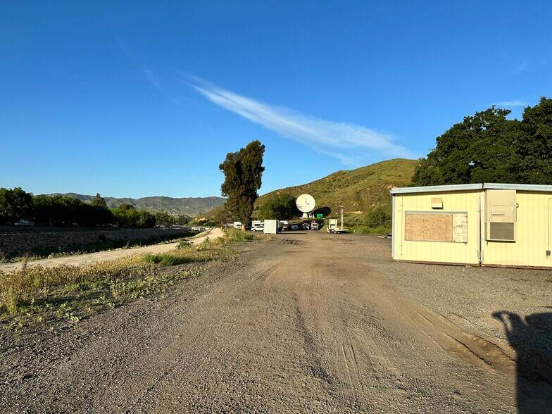 1750 S Tapo St, Simi Valley, CA à louer - Photo du bâtiment - Image 2 de 6