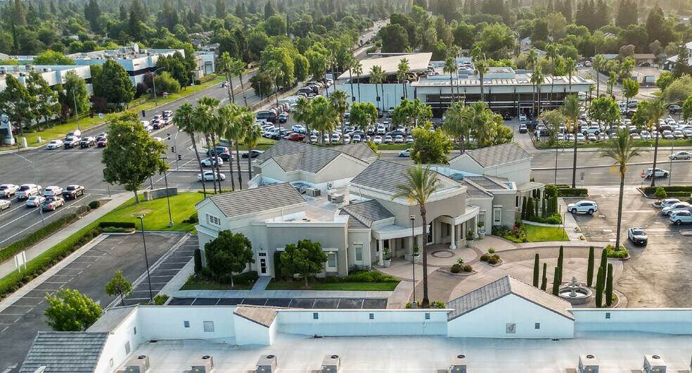 7010 N Palm Ave, Fresno, CA à louer - Photo du bâtiment - Image 1 de 6