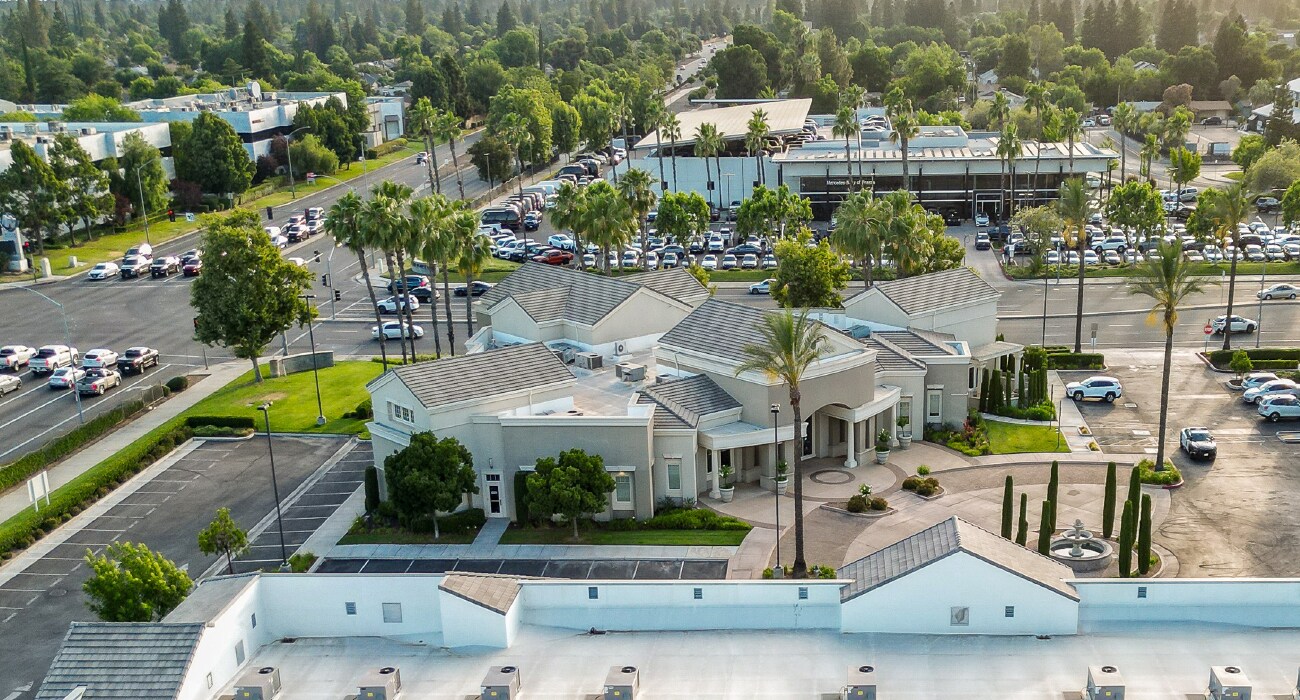 7010 N Palm Ave, Fresno, CA à louer Photo du bâtiment- Image 1 de 7