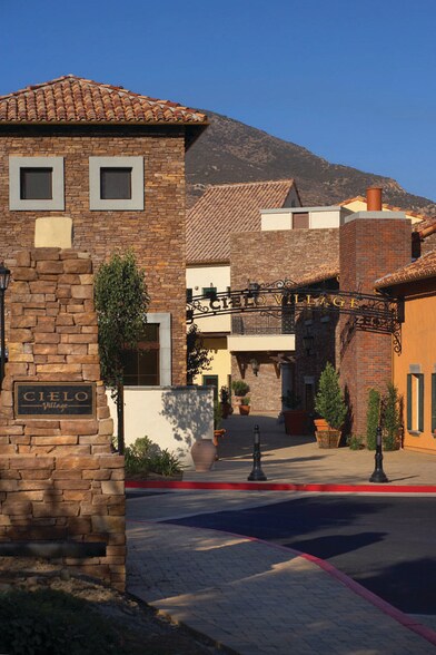 Del Dios Hwy, Rancho Santa Fe, CA à louer - Photo du bâtiment - Image 3 de 6