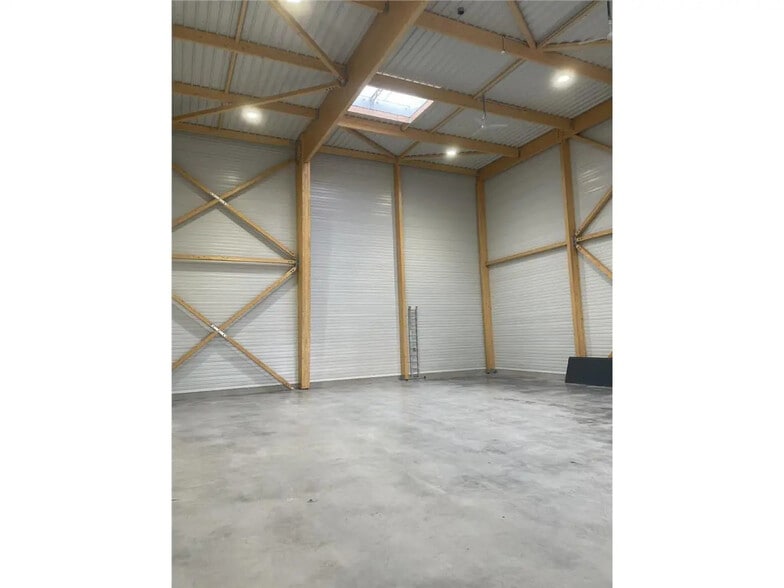 Flex in Romainville for lease - Interior Photo - Image 3 of 19