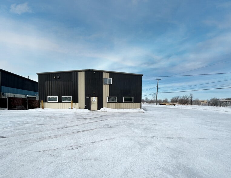 2309 Logan Av, Winnipeg, MB for lease - Primary Photo - Image 1 of 4