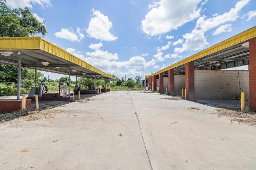 621 W Travis St, La Grange, TX for sale - Building Photo - Image 2 of 23