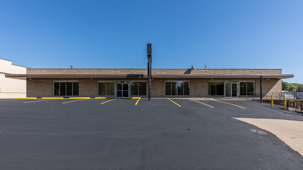 3040-3050 S Kettering Blvd, Moraine, OH à vendre - Photo du bâtiment - Image 2 de 28