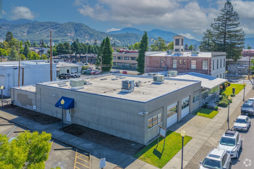214 SW 4th St, Grants Pass, OR à louer - Photo principale - Image 1 de 1