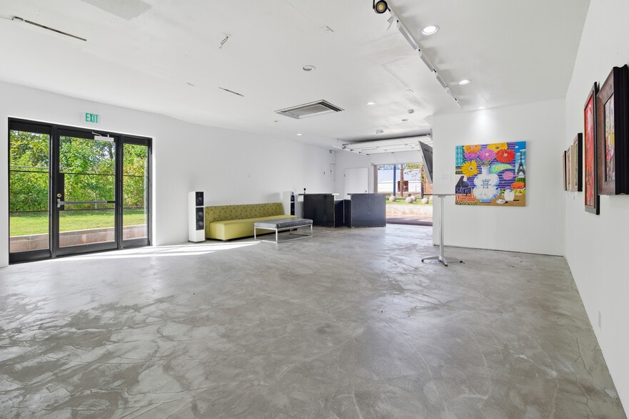 1211 E Admiral Blvd, Tulsa, OK for sale - Interior Photo - Image 2 of 25