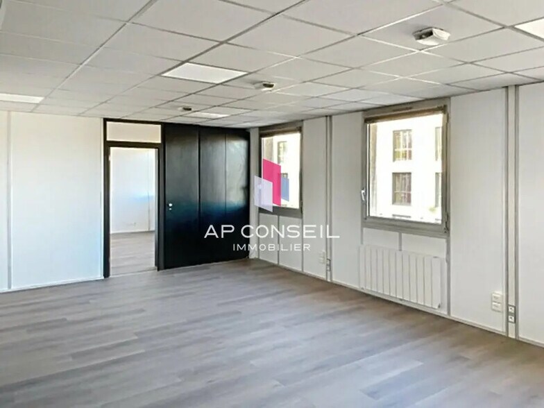 Office in Versailles for lease - Interior Photo - Image 1 of 7