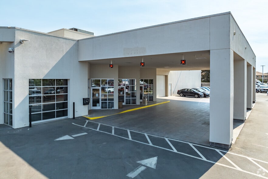 8586 Laguna Grove Dr, Elk Grove, CA for lease - Primary Photo - Image 1 of 4