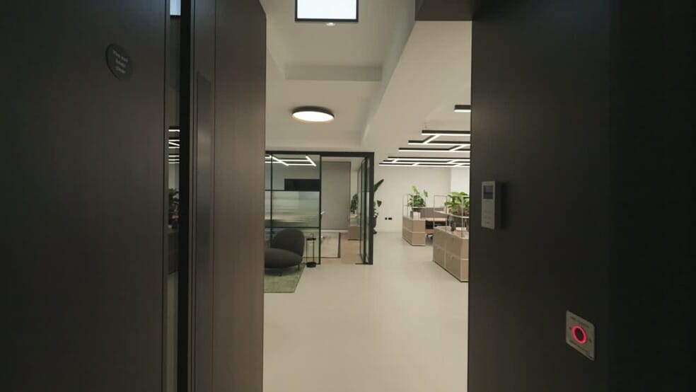 15 Berkeley St, Londres à louer - Vidéo sur l’inscription commerciale - Image 2 de 16