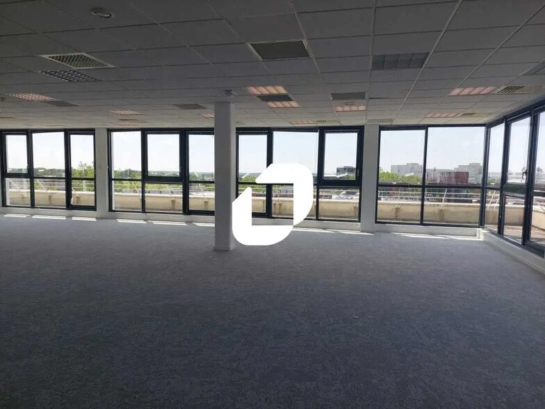 Office in Guyancourt for sale - Building Photo - Image 1 of 16