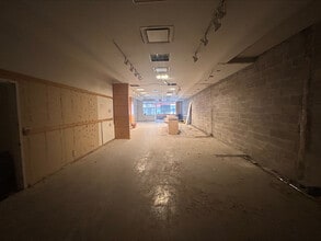 31-55 Steinway St, Astoria, NY à louer Photo intérieure- Image 2 de 4