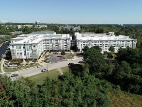 900 E Six Forks Rd, Raleigh, NC à louer Photo du bâtiment- Image 1 de 4