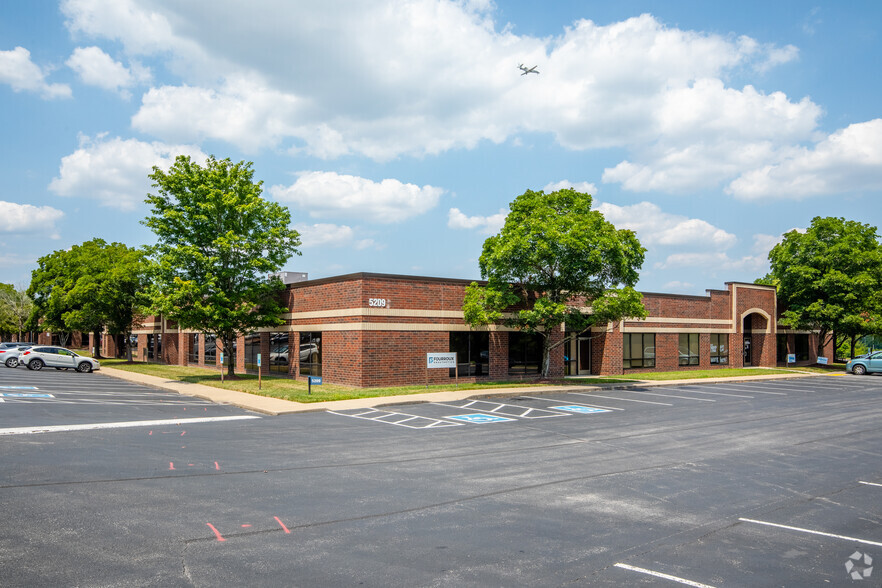 5209 Linbar Dr, Nashville, TN à louer - Photo du bâtiment - Image 2 de 27