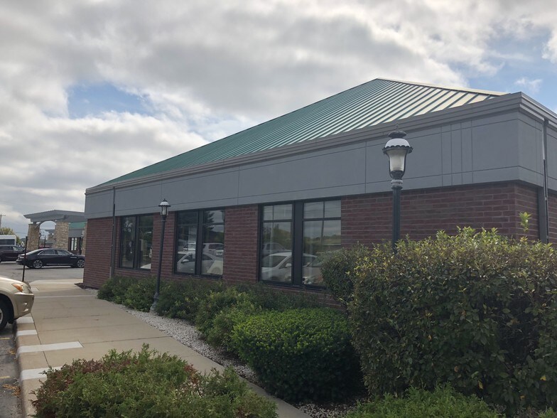 2347-2359 Silvernail Rd, Pewaukee, WI à vendre - Photo du bâtiment - Image 3 de 3