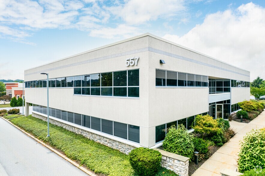 557 W Uwchlan Ave, Exton, PA for lease - Building Photo - Image 1 of 5