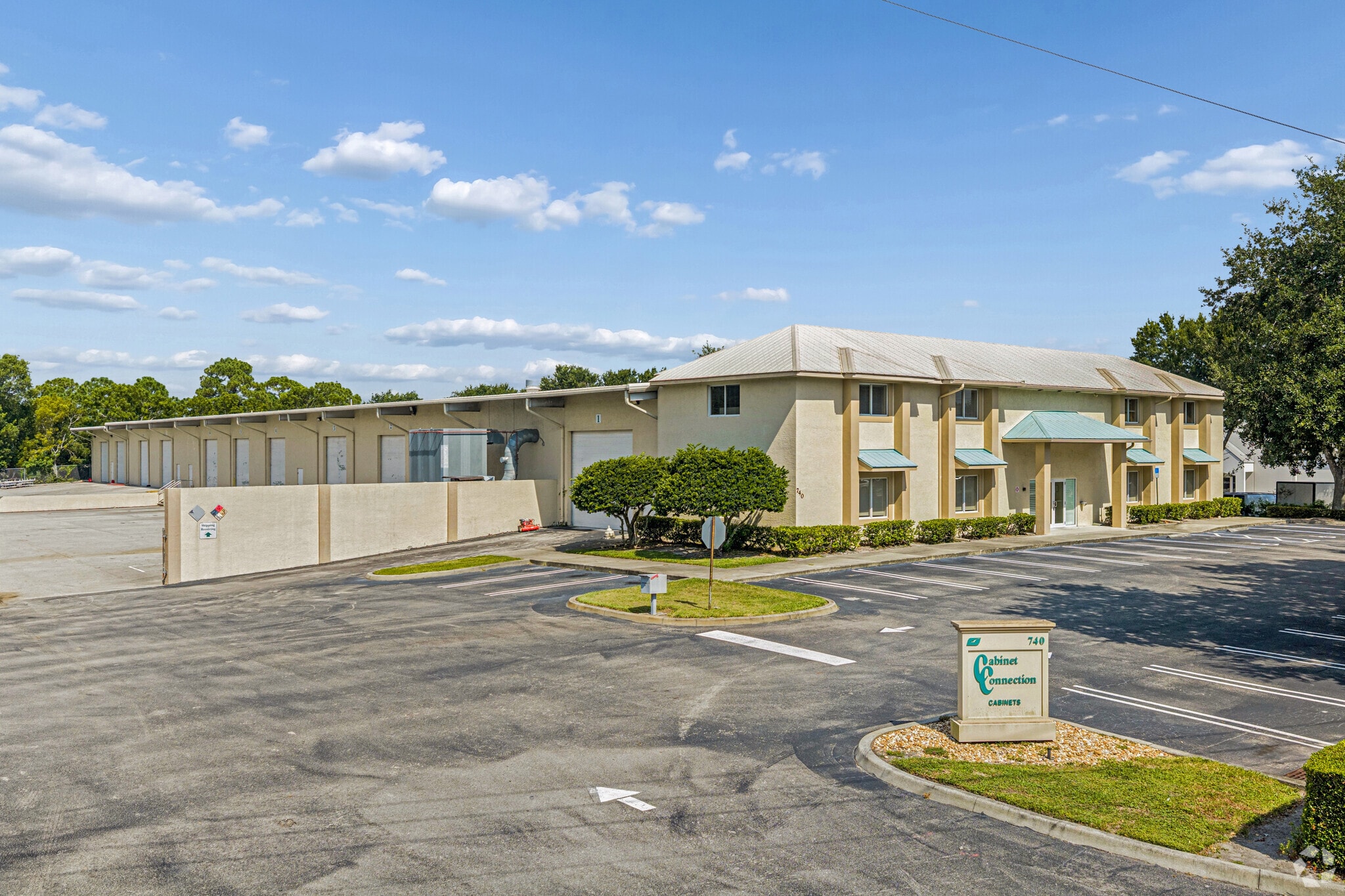 740 NW Enterprise Dr, Port Saint Lucie, FL à louer Photo du bâtiment- Image 1 de 36