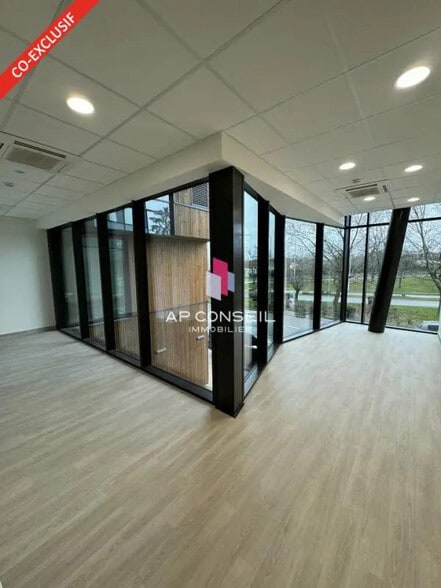 Office in Le Port-Marly for lease - Interior Photo - Image 3 of 10