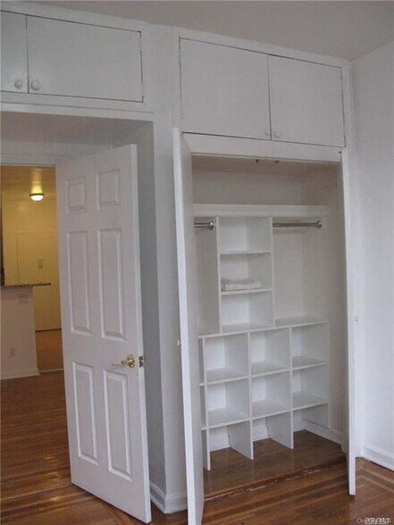 2107 38th St, Astoria, NY à vendre - Photo du bâtiment - Image 2 de 18