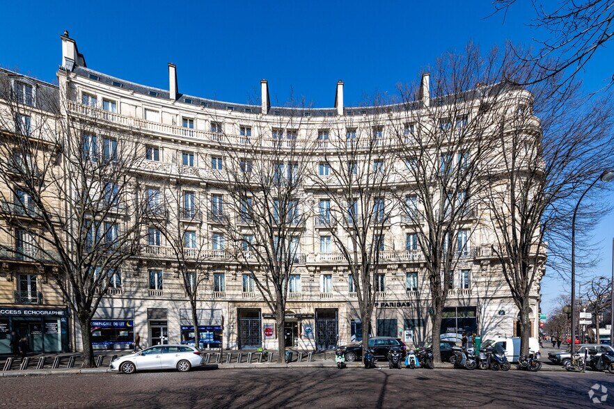 7-9 Place Des Ternes, Paris à louer - Photo du bâtiment - Image 2 de 5