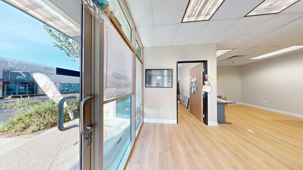 26244 Enterprise Ct, Lake Forest, CA à louer - Photo intérieure - Image 2 de 12