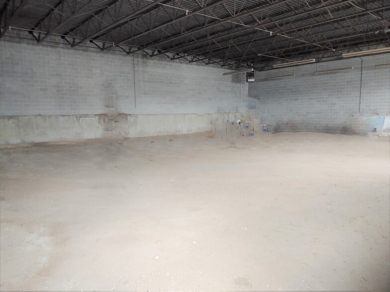 1510 John Fitch Blvd, South Windsor, CT for lease - Interior Photo - Image 2 of 28