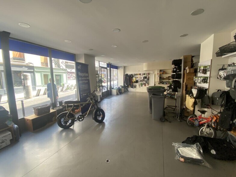 Retail in Paris for lease - Interior Photo - Image 2 of 4