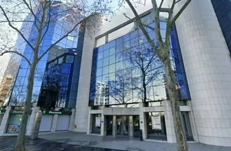 Flex in Lyon for lease Building Photo- Image 1 of 2