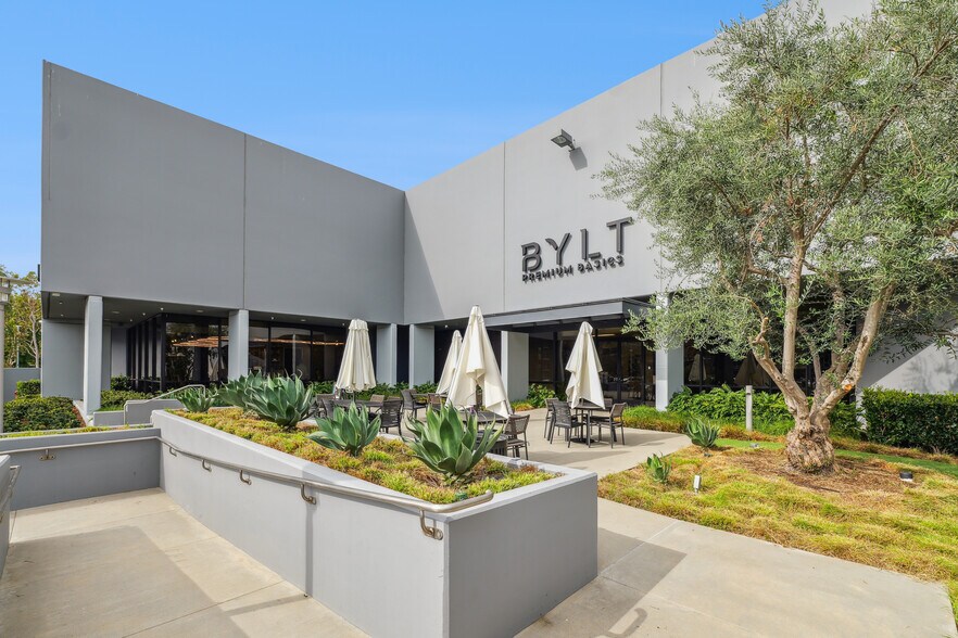 17421 Derian Ave, Irvine, CA à louer - Photo du bâtiment - Image 2 de 2