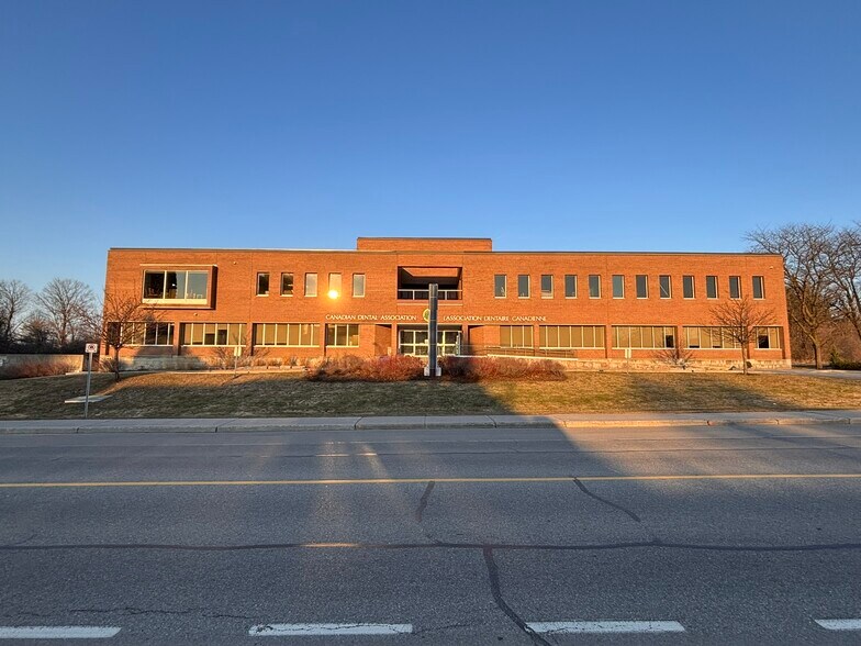 1815 Alta Vista Dr, Ottawa, ON à louer - Photo du bâtiment - Image 2 de 6