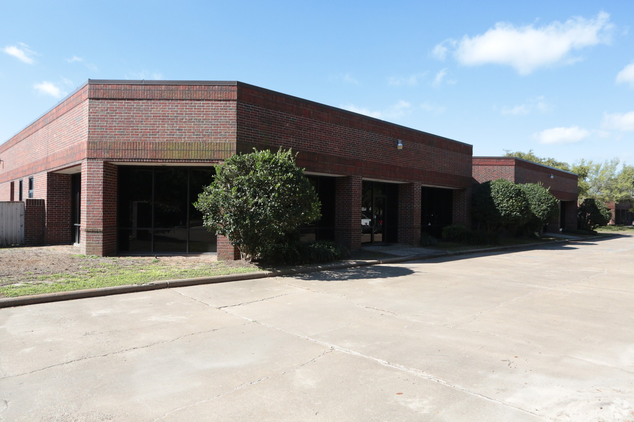 12999 Jess Pirtle Blvd, Sugar Land, TX for lease Primary Photo- Image 1 of 16