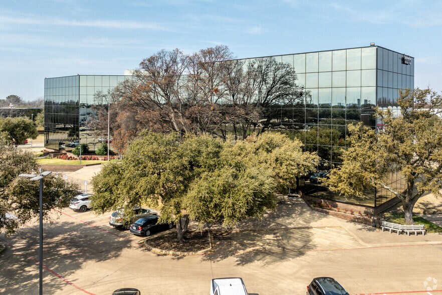 1202 Richardson Dr, Richardson, TX à louer - Photo du bâtiment - Image 3 de 7