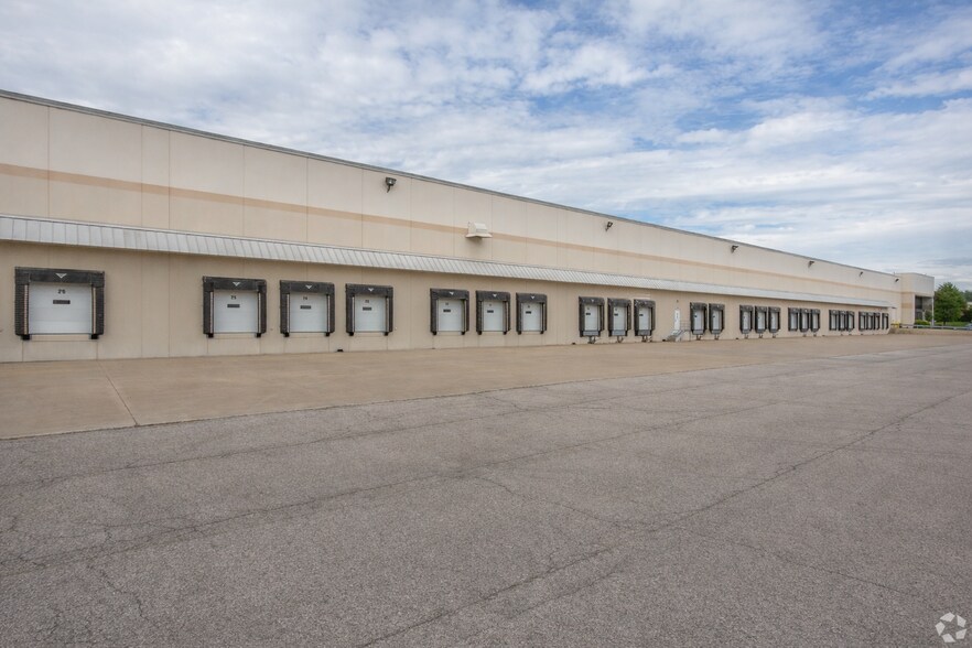 7800 Cochran Rd, Solon, OH à louer - Photo du bâtiment - Image 3 de 3