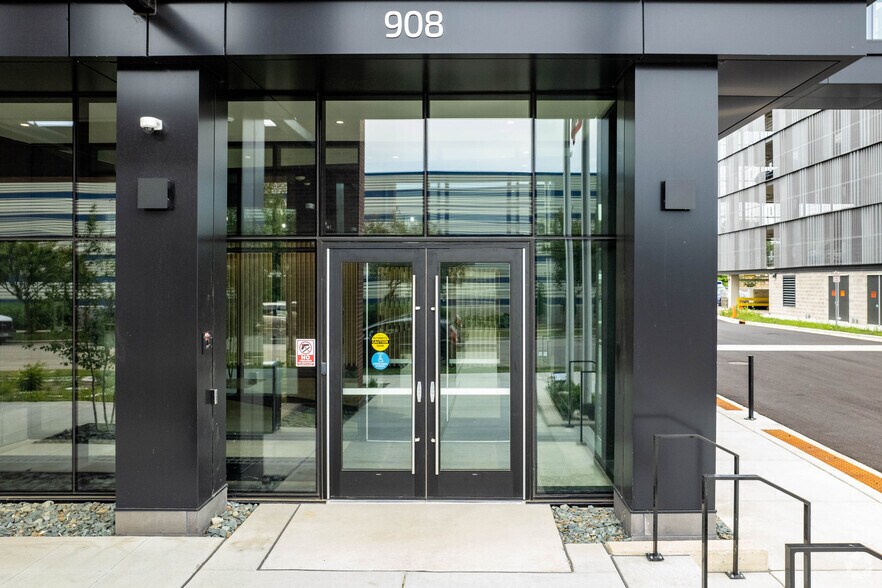 908 E Main St, Madison, WI à louer - Photo du bâtiment - Image 3 de 5