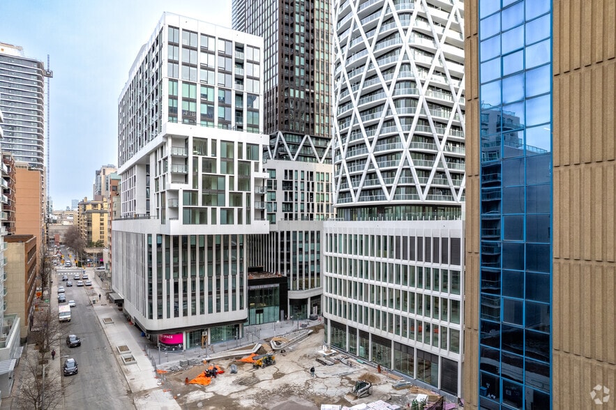 234 Simcoe St, Toronto, ON à vendre - Photo du bâtiment - Image 2 de 4