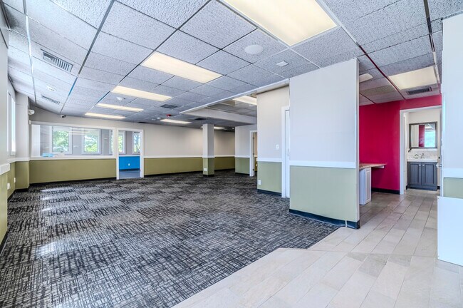 Plus de détails pour 1575 Hillside Ave, New Hyde Park, NY - Bureau à vendre