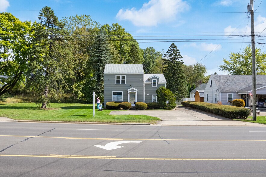1850 Whipple Ave NW, Canton, OH à vendre - Photo du bâtiment - Image 2 de 37