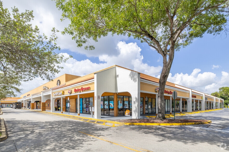 8030-8384 N Pines Blvd, Pembroke Pines, FL à louer - Photo du bâtiment - Image 3 de 46