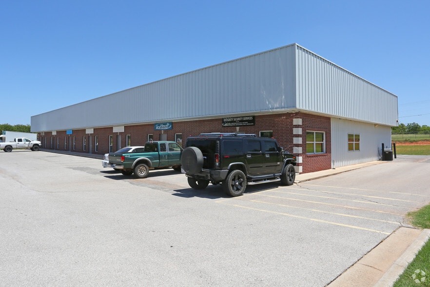 2350 S Midwest Blvd, Oklahoma City, OK for lease - Primary Photo - Image 1 of 25