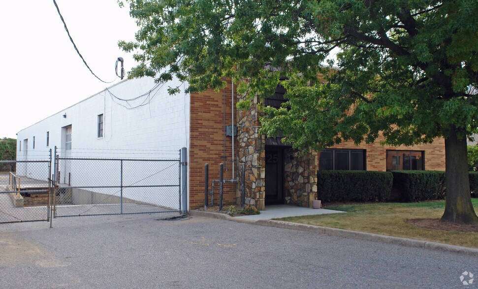 25 Seabro Ave, Amityville, NY à louer - Photo du bâtiment - Image 2 de 5