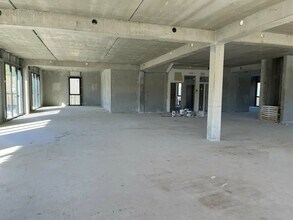 Retail in Aubagne for lease Interior Photo- Image 1 of 5