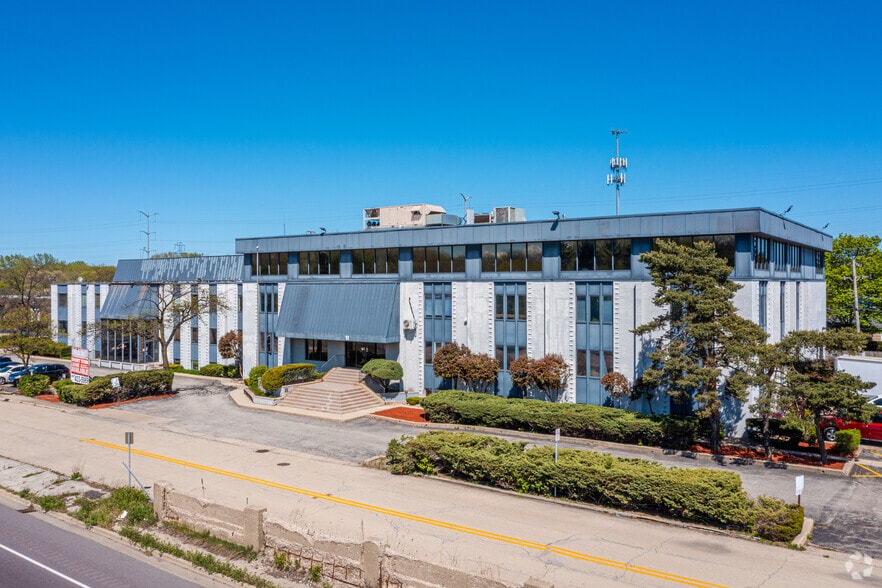 11-21 N Skokie Hwy, Lake Bluff, IL à louer - Photo du bâtiment - Image 1 de 13