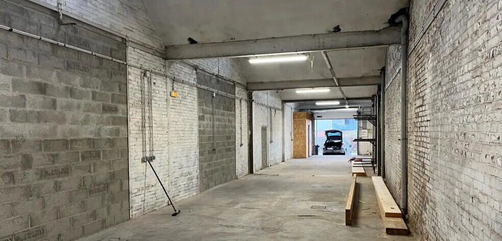 Flex in Rouen for lease - Interior Photo - Image 2 of 3