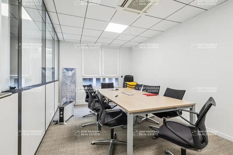 Office in Arcueil for lease - Interior Photo - Image 2 of 9