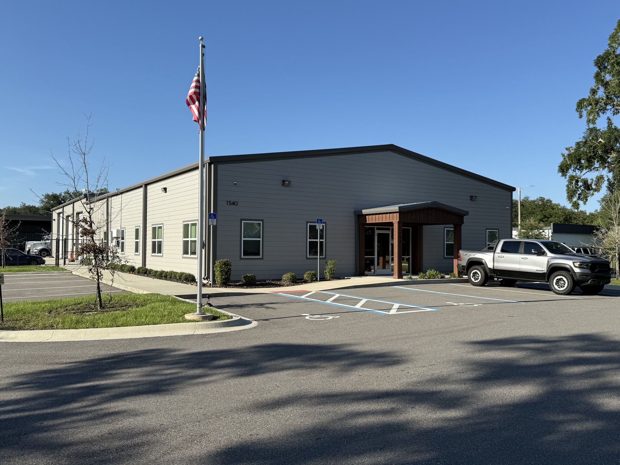 Industrial Portfolio 10 Year NNN Lease portefeuille de 2 propriétés à vendre sur LoopNet.ca Photo du bâtiment- Image 1 de 33