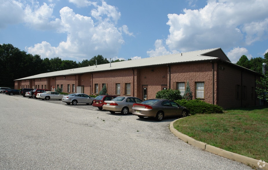 301-321 Pinedge Dr, Berlin, NJ for lease - Primary Photo - Image 2 of 3