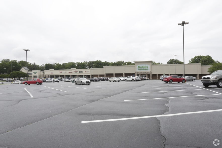 2801 Wade Hampton Blvd, Taylors, SC for lease - Primary Photo - Image 1 of 5